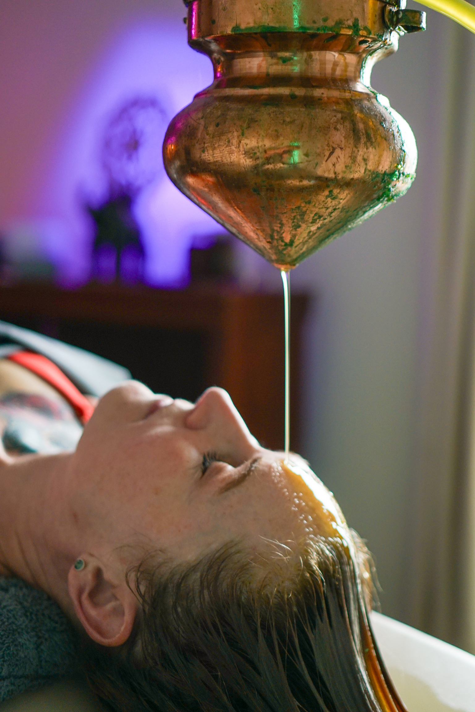 Shirodhara oil pour during a retreat at Bodhi Salt Center